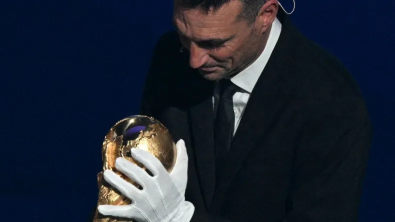 Conmebol explicó por qué Scaloni usó guantes para entregar la Copa del Mundo