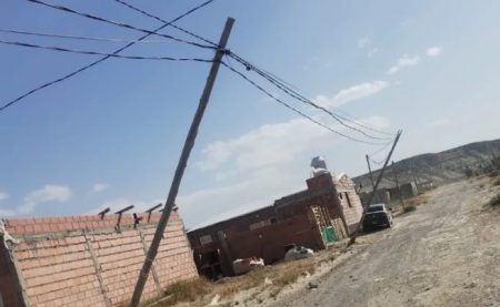 Vecinos denuncian a Movistar por postes mal ubicados y fallas de señal en Chubut