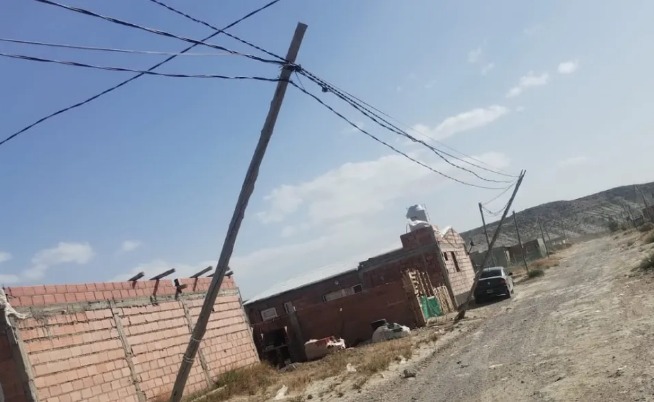 Vecinos denuncian a Movistar por postes mal ubicados y fallas de señal en Chubut