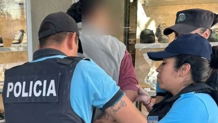 Centro de Trelew: un prófugo fue detenido mientras descartaba perchas en la vía pública