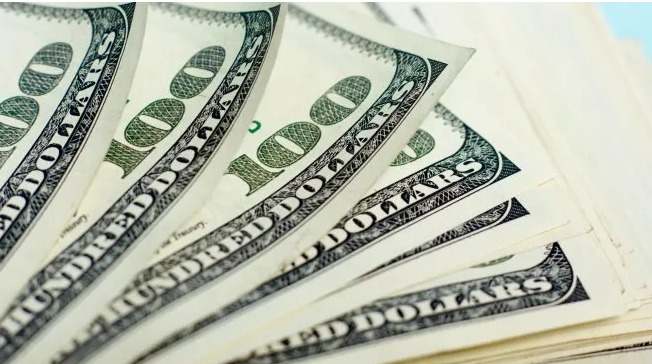 Dólar oficial toca máximos en un mes y se acerca al blue