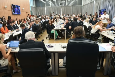 En un trámite exprés, el oficialismo logró dictaminar el Presupuesto y buscará aprobarlo mañana en el recinto