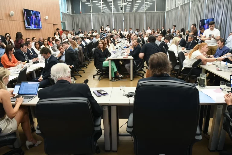 En un trámite exprés, el oficialismo logró dictaminar el Presupuesto y buscará aprobarlo mañana en el recinto