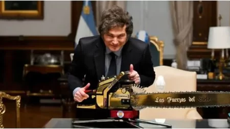 El Gobierno acelera la motosierra y prepara un recorte en organismos descentralizados y empresas públicas