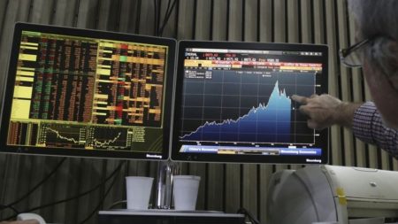 El Merval retrocede y complica el cierre semanal para los mercados argentinos