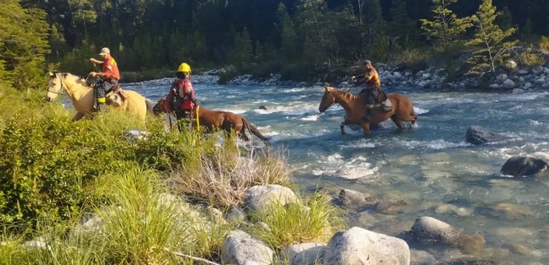 El Turbio: brigadistas sostienen la contención del incendio y regresan a caballo en coordinación con la comunidad