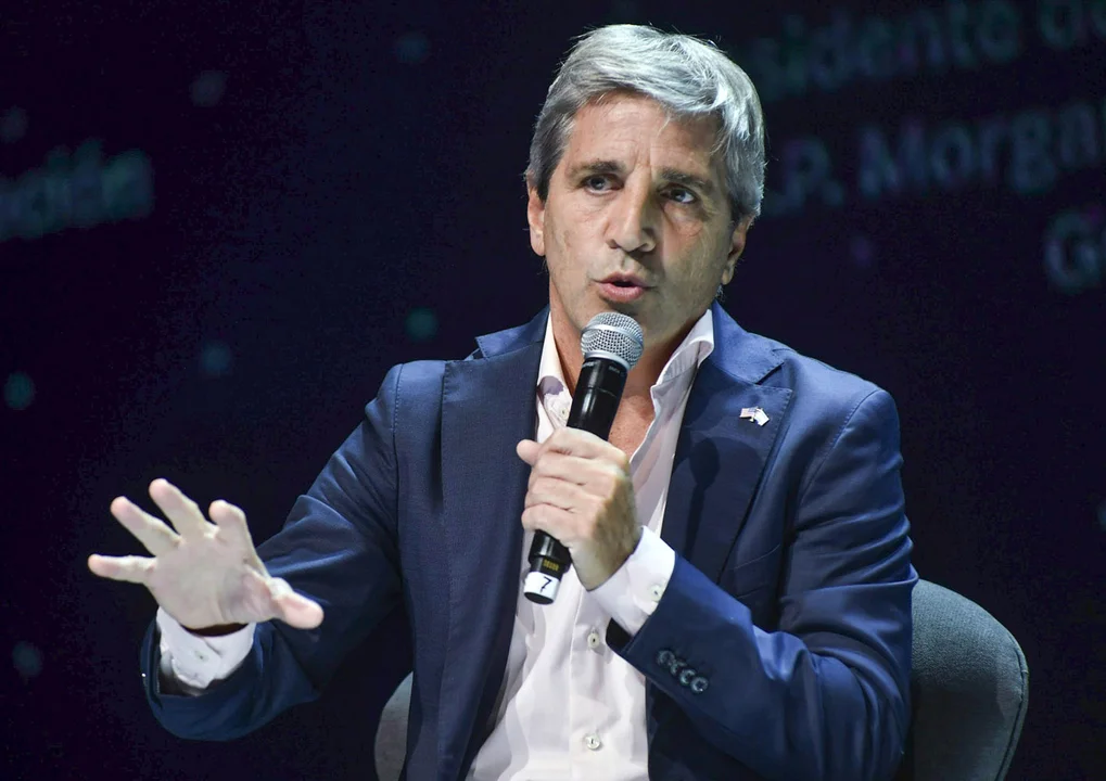 El intendente de Pilar subió los impuestos en Navidad y Luis Caputo lo denunció como una estafa