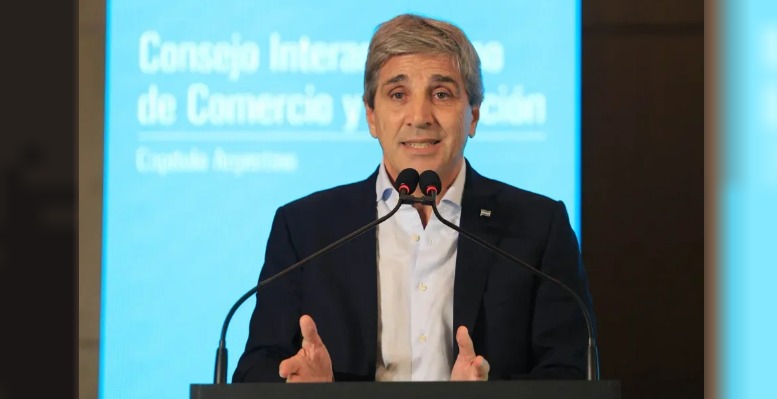 Luis Caputo contrapuso la reducción de tributos nacional a la suba local: “Lo hacían con emisión”
