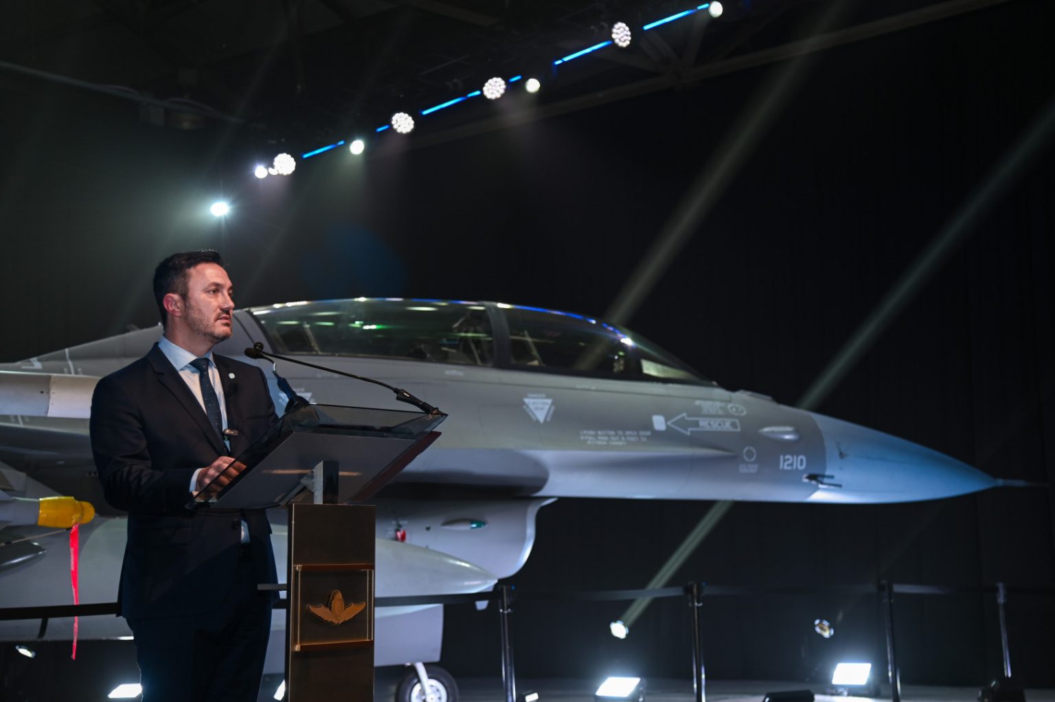 En la presentación de los F-16, Javier Milei despidió a Luis Petri: «Deja detrás suyo un legado de cual estos aviones son su testamento»