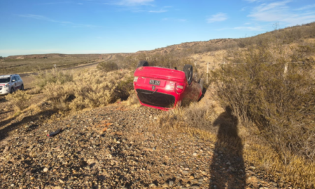 Conductor sufre un vuelco en ruta 25 cerca de Dolavon y sale con heridas leves