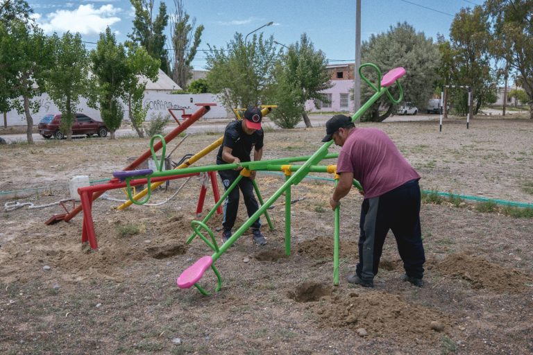La Municipalidad de Rawson instaló nuevos juegos infantiles en la plaza Conrado Villegas del Área 12