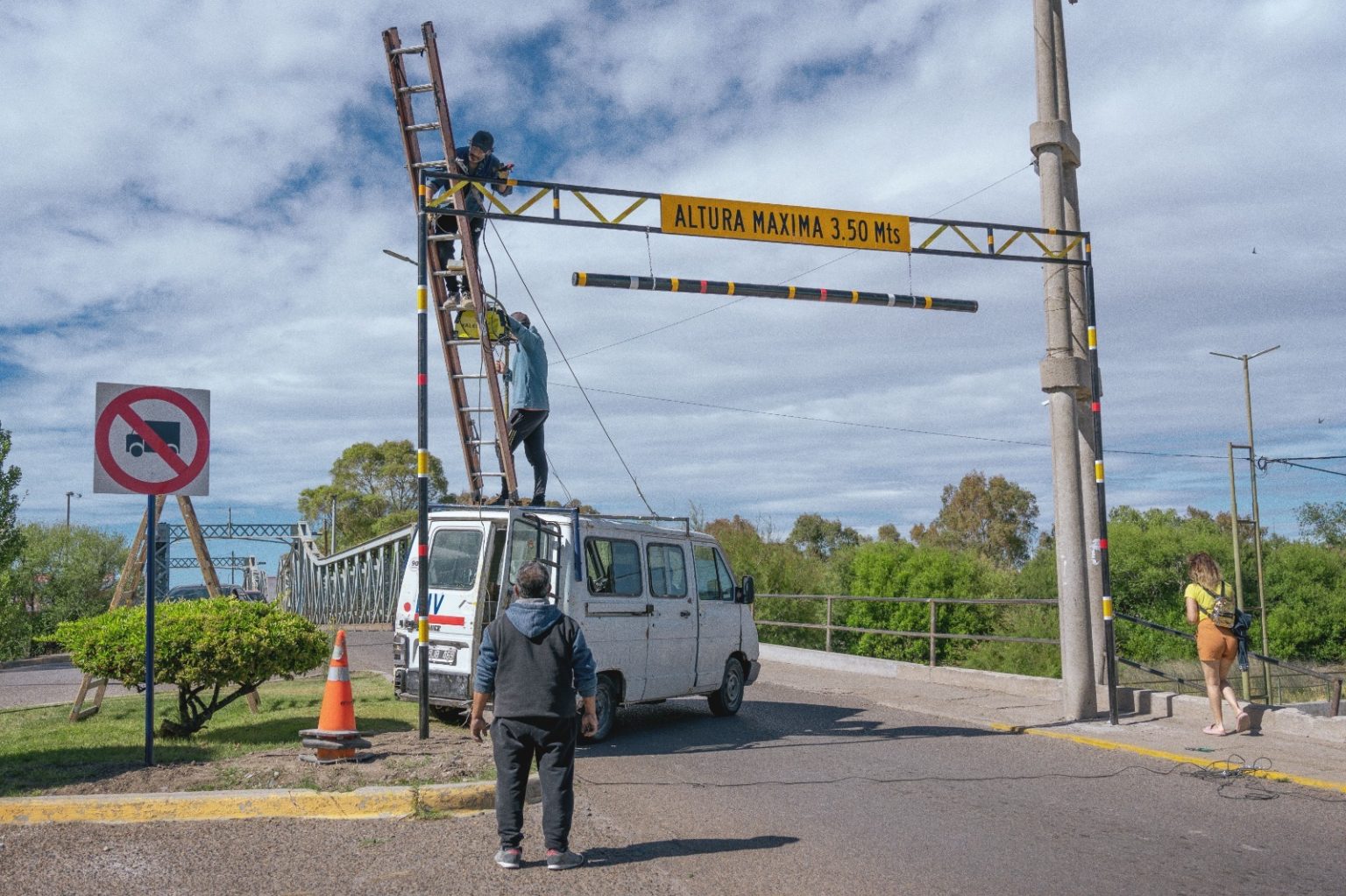Rawson instala nueva señalización y limita el tránsito pesado en el Puente del Poeta para reforzar la seguridad vial