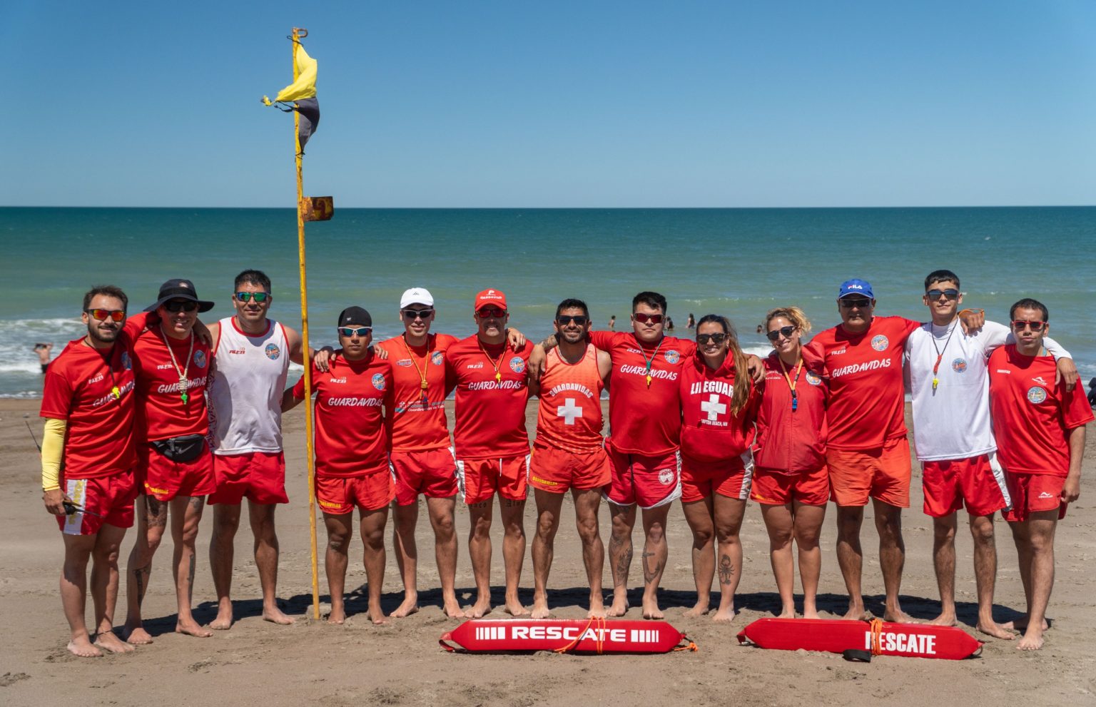 Rawson inició el servicio de guardavidas 2025/26 en Playa Unión con 80 profesionales, 25 puestos y una fuerte inversión