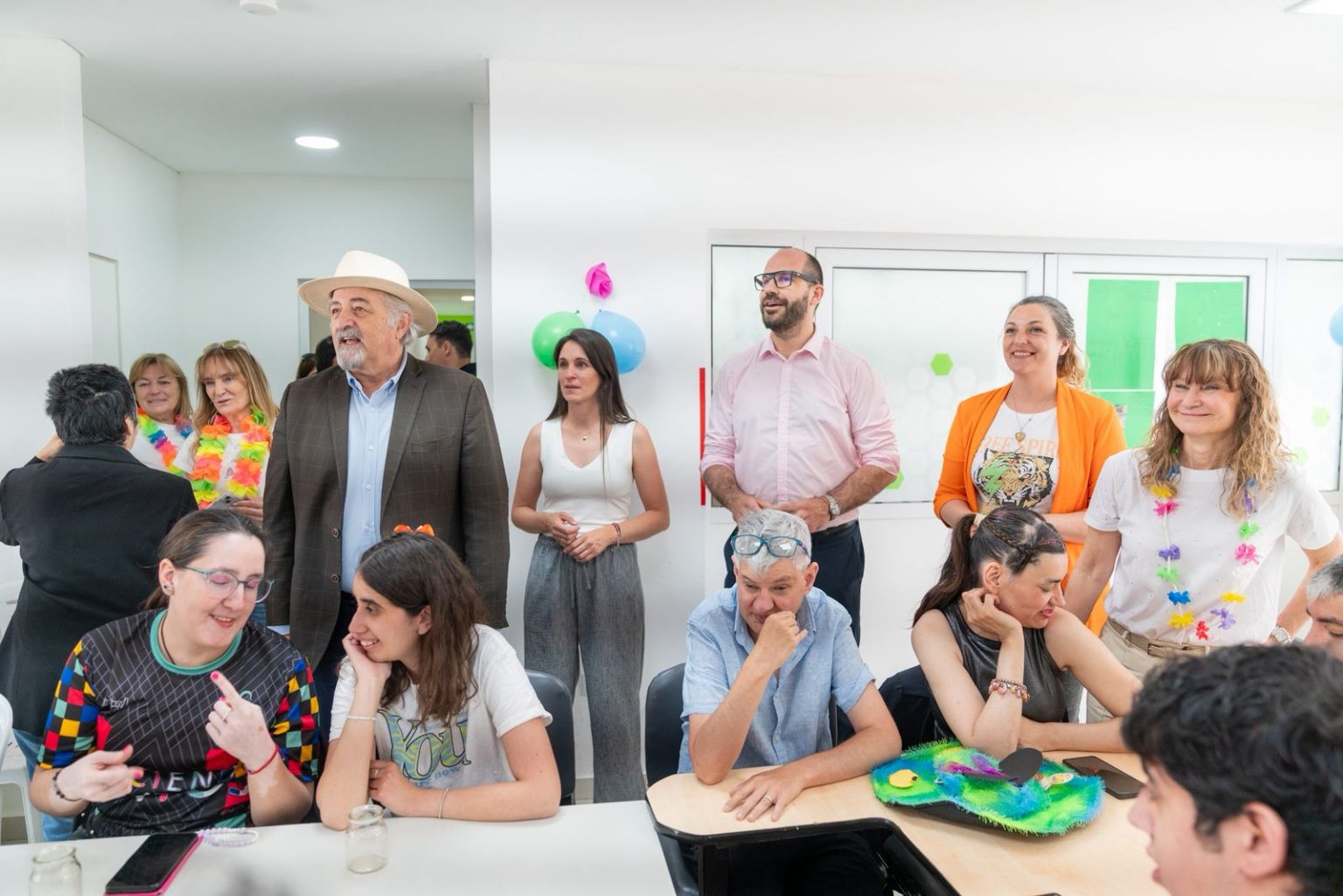 El intendente Othar Macharashvili participó del festejo por los 100 programas radiales de “Creciendo Juntos” en Comodoro