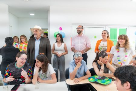 El intendente Othar Macharashvili participó del festejo por los 100 programas radiales de “Creciendo Juntos” en Comodoro