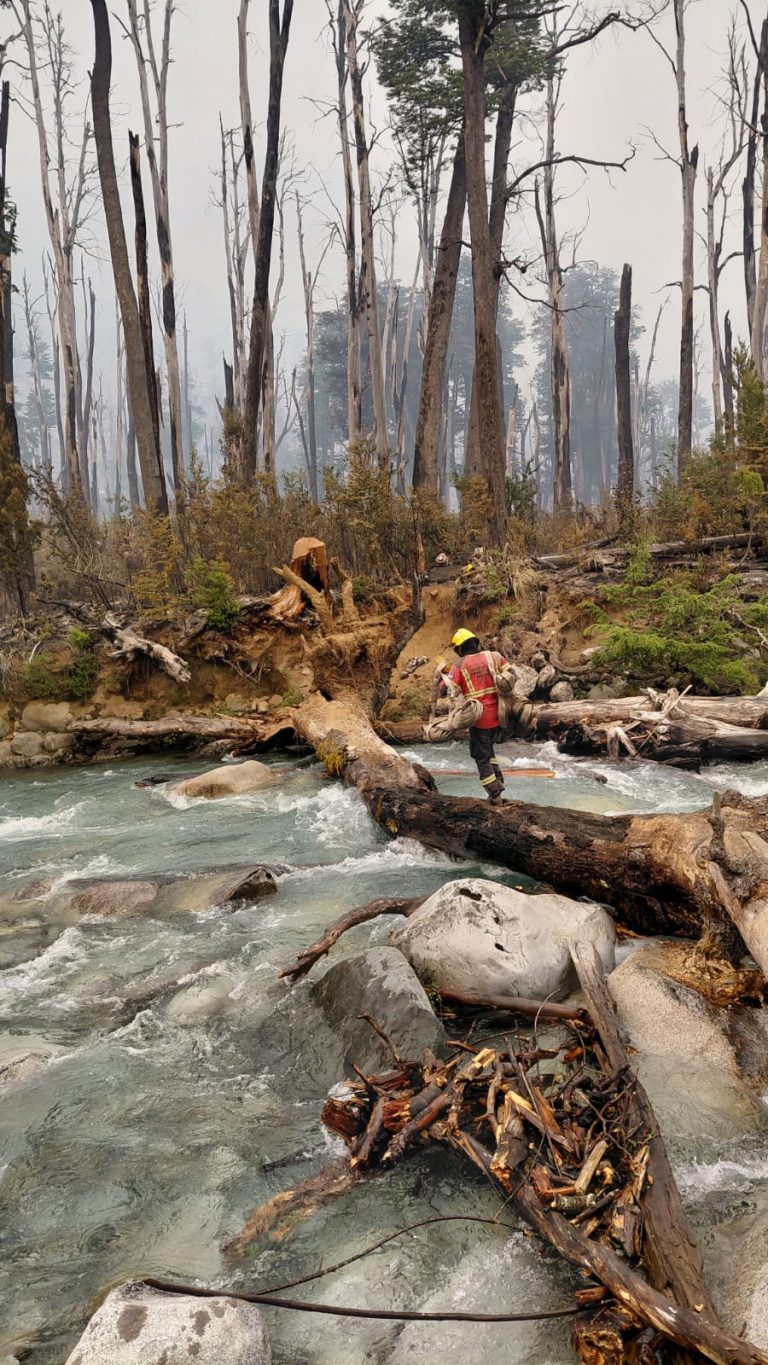 Chubut refuerza el despliegue terrestre y aéreo para contener el incendio en El Turbio