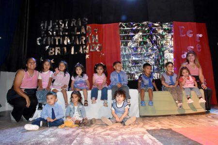 Familias y docentes acompañaron el cierre del ciclo lectivo 2025 del Jardín Maternal Municipal N° 2415 en Trelew