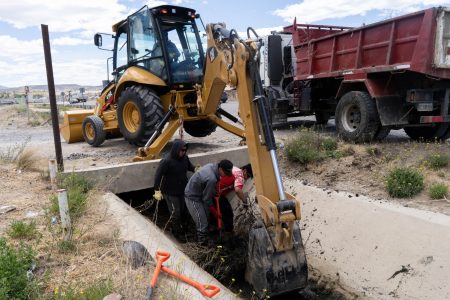 Cuadrillas municipales realizan limpieza del pluvial en la Ruta 3 de Comodoro