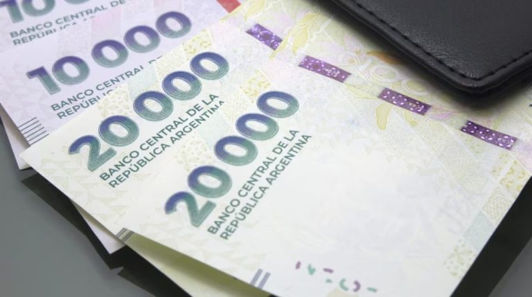 Se confirma el aumento para bancarios: ¿de cuánto es el sueldo mínimo y cuándo se retomarán las paritarias?