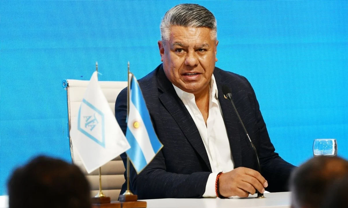 Denuncian lavado en AFA: un monotributista tendría 120 autos de lujo y helipuerto