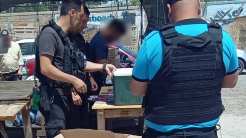 Secuestran pirotecnia ilegal en feria barrial de Trelew