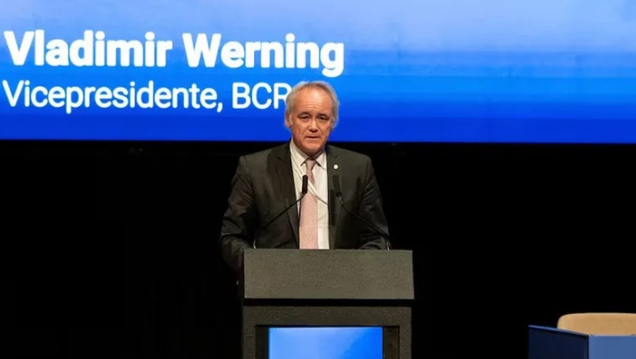 El BCRA reporta fuerte baja en la dolarización de ahorros después de los comicios