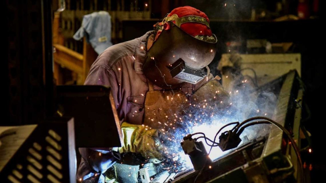 La economía cayó 0,4% en octubre pero mantiene crecimiento interanual cercano al 5%