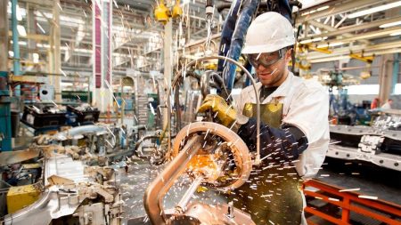 La actividad industrial profundiza su caída y marca un nuevo retroceso