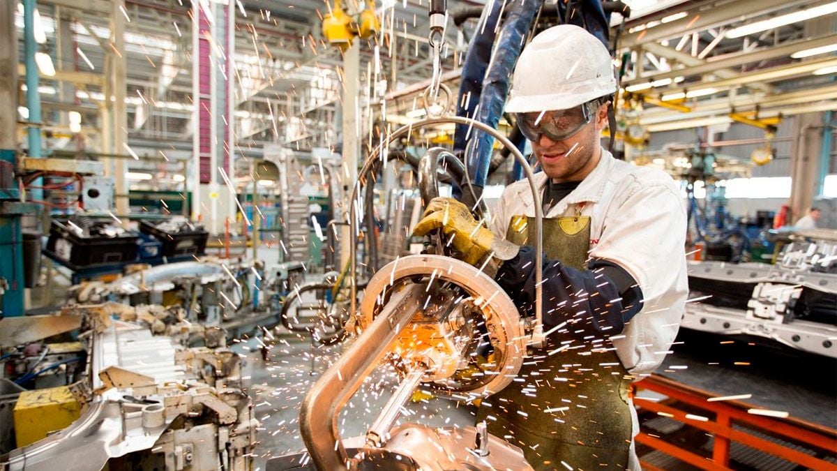 La actividad industrial profundiza su caída y marca un nuevo retroceso