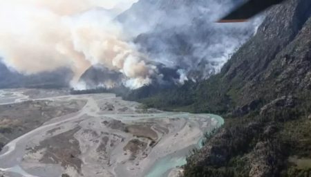 Lago Puelo en emergencia: El incendio devasta 1.500 hectáreas en Chubut