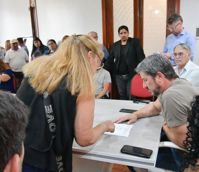 Merino encabezó reunión con vecinos para detallar el proceso de regularización dominial en el Loteo Belgrano