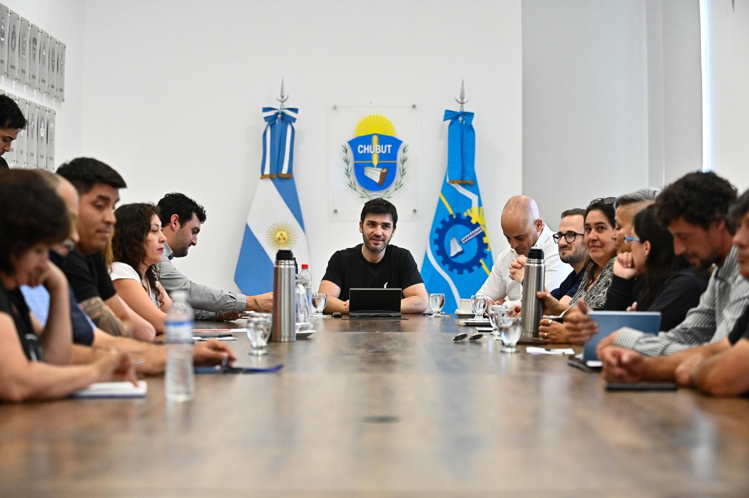 El Gobernador Nacho Torres encabezó encuentro con gremios docentes en Rawson