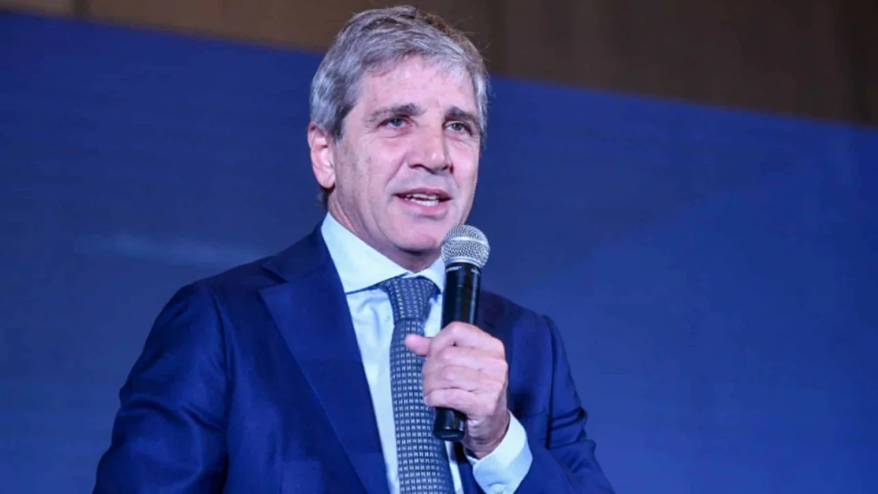 «No compren en Pilar»: Crece la tensión entre Luis Caputo y un intendente peronista por el aumento de una tasa a los supermercados