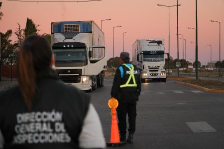 Rawson intensifica controles a camiones pesqueros para evitar derrames contaminantes en la ciudad