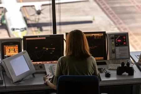 Conflicto gremial: controladores aéreos anuncian medidas que ponen en riesgo vuelos en plena temporada