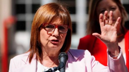Bullrich defendió el tope de horas sindicales en el debate por la reforma laboral
