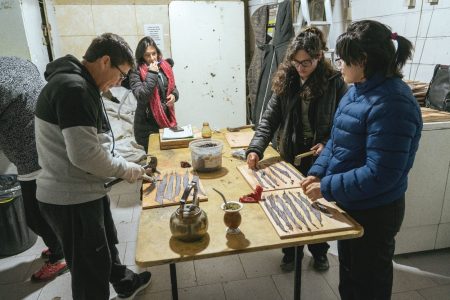 Nuevo taller en Rawson: curtido de piel de pescado patagónico con enfoque social y sustentable