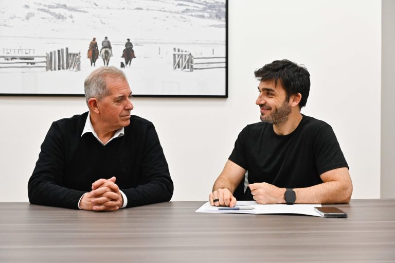 El gobernador Nacho Torres confirmó inversión de $700 millones para renovar mobiliario escolar en toda la provincia