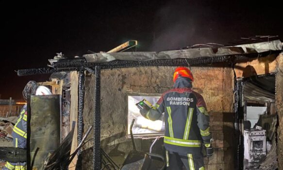 Rawson: incendio generalizado provocó el colapso de una vivienda en Chacra 8