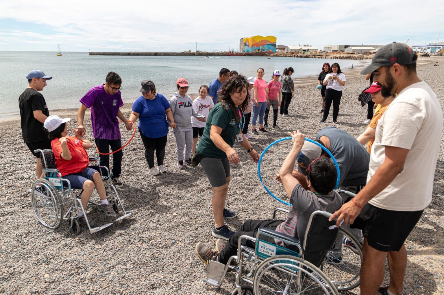 Comodoro: Jóvenes del Centro de Día Socio-Terapéutico disfrutan de una jornada de inclusión y esparcimiento en la Costanera local