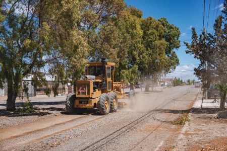 El Municipio de Rawson realiza trabajos de repaso y mejoramiento de calles en el barrio 490