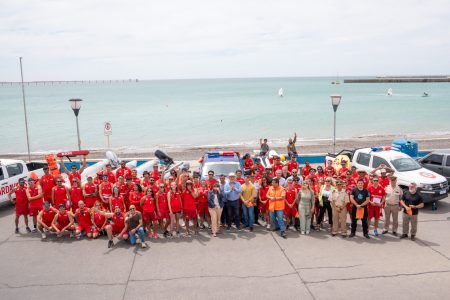 El intendente de Comodoro Rivadavia oficializó la temporada de Guardavidas en 6 playas