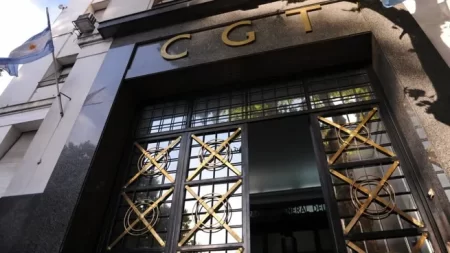 Milei firma la reforma laboral y busca acelerar su aprobación en el Congreso