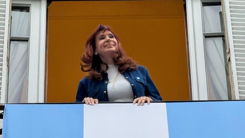 “Está en caída libre”: Cristina cuestionó las bandas cambiarias y alertó por la salida de dólares