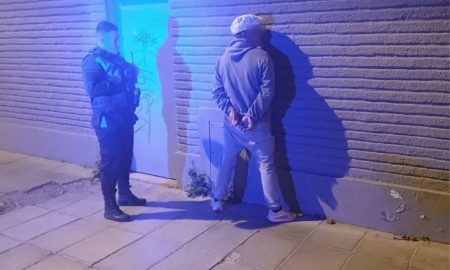 Detienen a dos hombres por robar un auto estacionado en Trelew