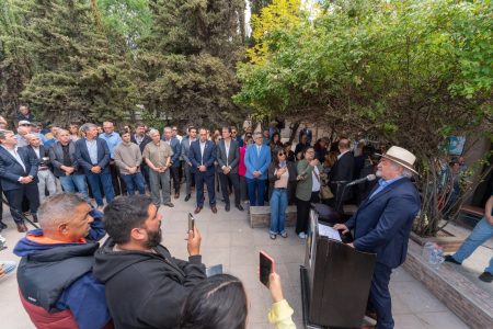 Othar Macharashvili crisis laboral: discurso por futuro productivo y responsabilidad política en Comodoro