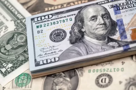 El dólar se mantiene estable y cierra la semana debajo de $1.500