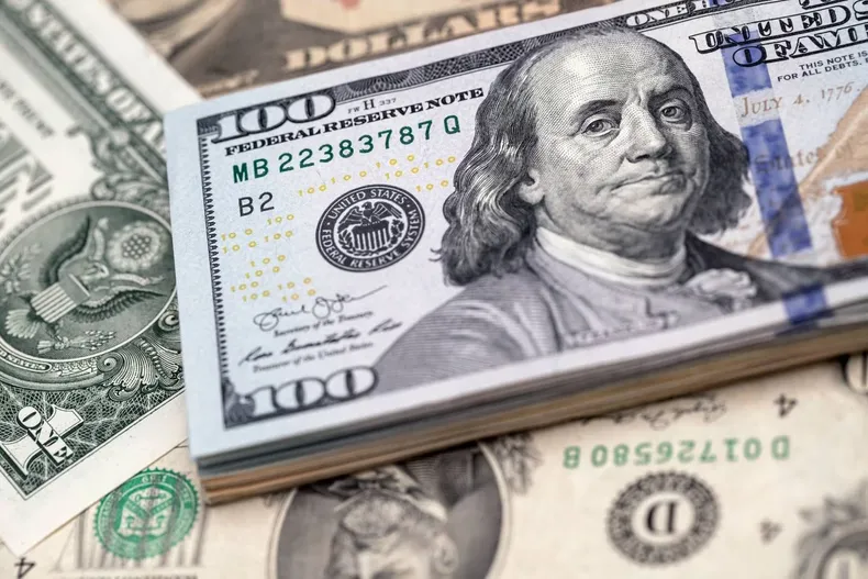 El dólar se mantiene estable y cierra la semana debajo de $1.500