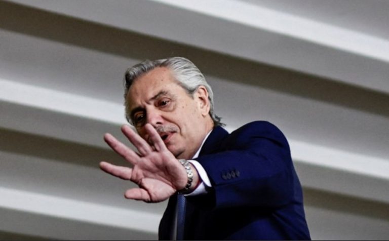 Alberto Fernández reapareció y denunció ser víctima de “persecución” mientras defendió su gestión