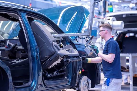 La producción automotriz se derrumbó un 29,3% en noviembre y las fábricas se siguen achicando